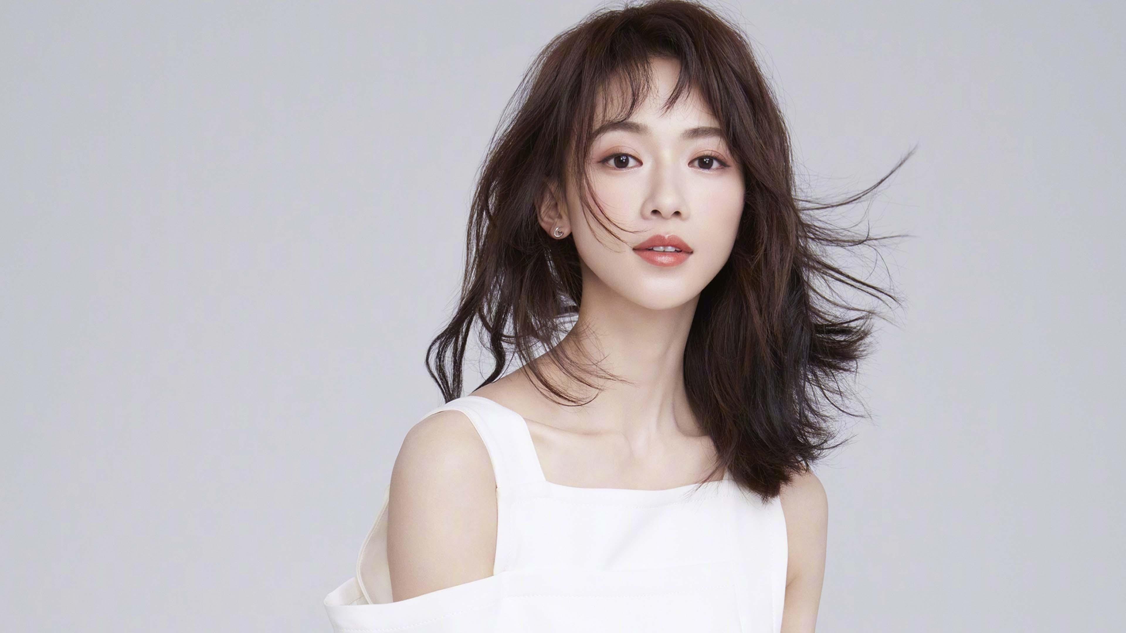 对阵马刺时,库里在第三节投中五个三分球,单节砍下19分点燃比赛!