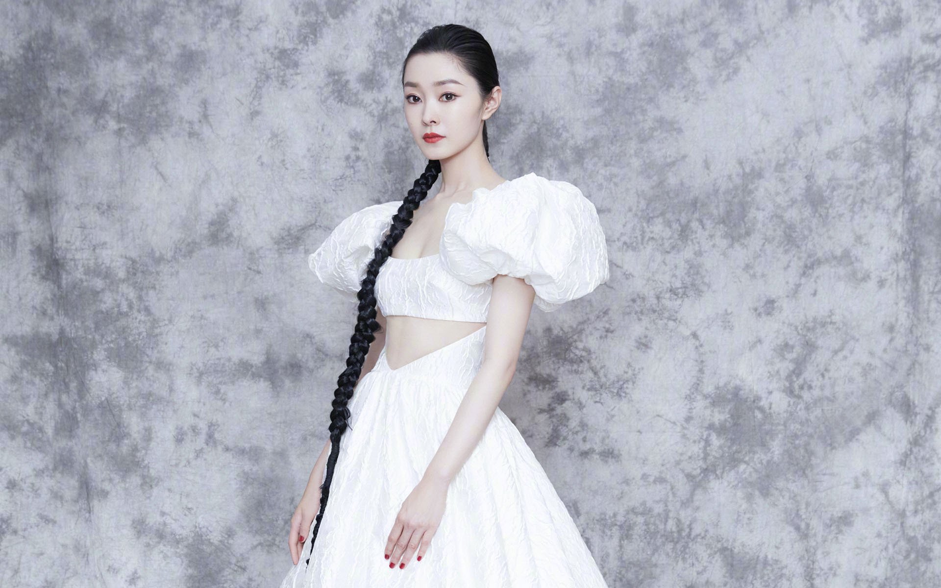 法甲赛况激烈，比分2-1，比赛中精彩突破和远射，关键数据：长传成功率80%、射门准度72%