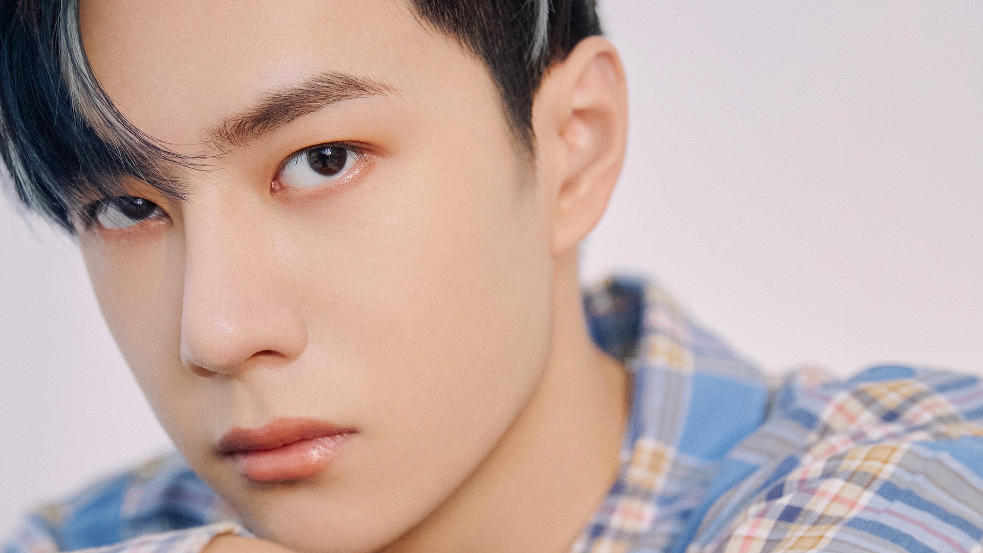 爱游戏app-斯洛特在比赛中强调高位逼抢，增强球队压迫性，斯德洛特