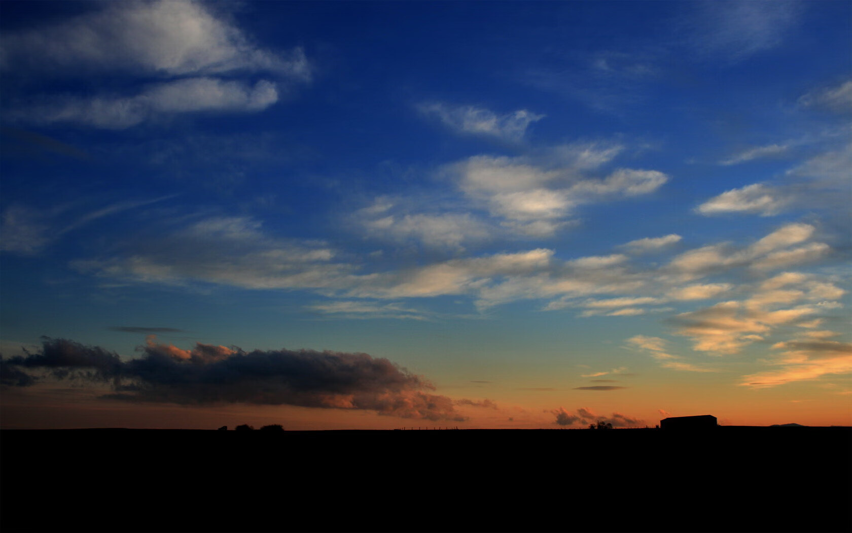 爱游戏体育平台-英超爆冷赛果影响排名格局，英超爆冷门